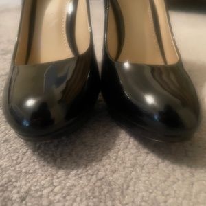 B Brian Atwood "Frédérique" black patent pump